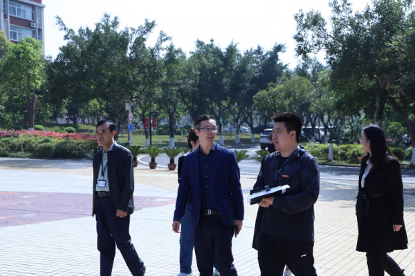 新疆驻重庆市教委协调工作组到学校走访调研