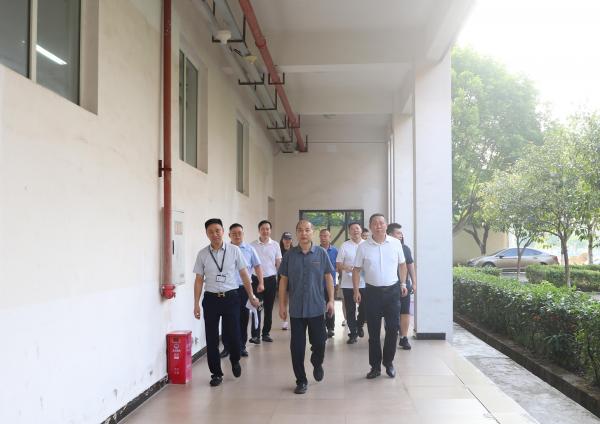 校领导带队检查线下教学第一课