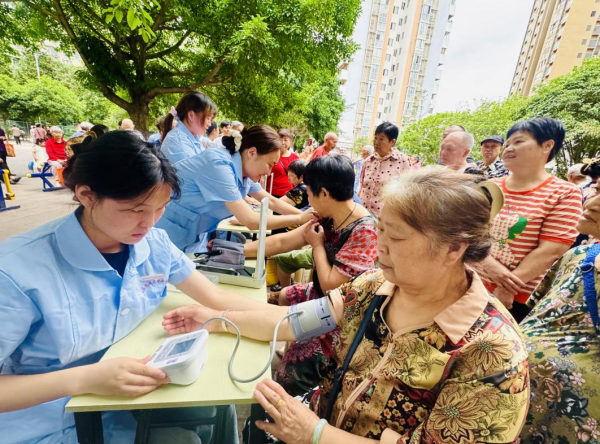 【二级学院动态】“校医携手送健康，专业服务暖民心”学校健康产业学院与合川区花滩医院联合开展“进社区，送健康”志愿服务活动