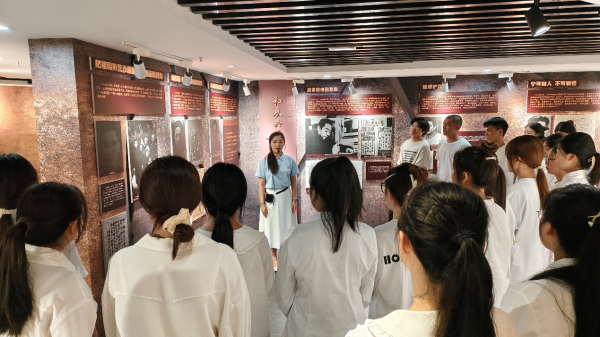 学校党委组织开展新发展党员党性教育和实践锤炼活动