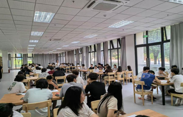 知识启航 悦读相伴——学校举办新生入馆教育活动