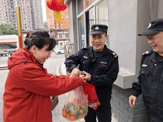 校领导慰问值班人员